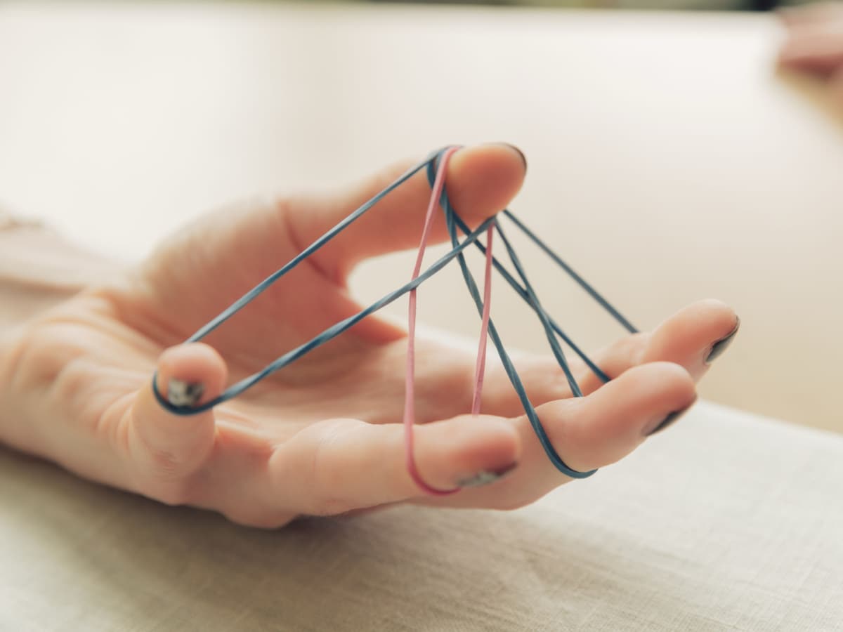 Eine Hand während der Behandlung mit Gummibändern