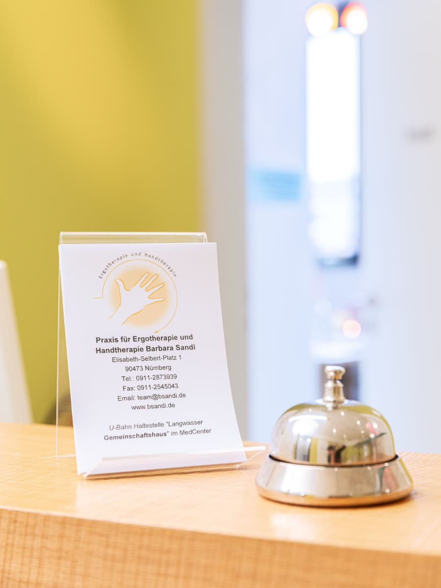 Eine Glocke am Empfang der Praxis